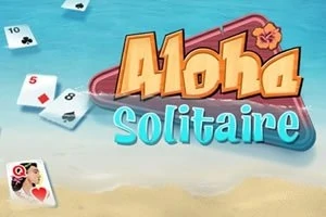 Színes Aloha Solitaire felirat egy homokos tengerparti háttérrel, szétszórt játékkártyák társaságában
