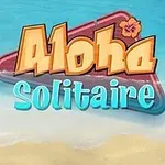 Színes Aloha Solitaire felirat egy homokos tengerparti háttérrel, szétszórt játékkártyák társaságában