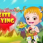 Egy szőke hajú kislány színes papírsárkányokkal mosolyog egy vidám háttér előtt