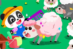 Egy rajzfilm panda színes ruhában juhot nyír egy zöld mezőn, körülvéve más bárányokkal