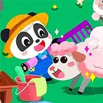 Egy rajzfilm panda színes ruhában juhot nyír egy zöld mezőn, körülvéve más bárányokkal