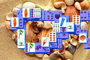 Kagylókkal és tengerparti elemekkel díszített mahjong lapka kirakó homokos háttérrel