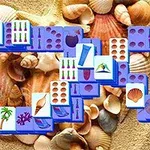 Kagylókkal és tengerparti elemekkel díszített mahjong lapka kirakó homokos háttérrel