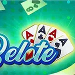 Zöld háttér előtt négy ász kártyalap és egy Belote felirat