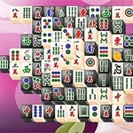 Különböző mintás mahjong csempék rendezetten egy virágmintás, rózsaszín háttéren