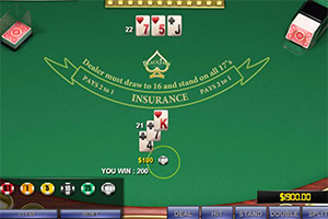 Zöld asztalon blackjack játék állása látható, két kártyapaklival és zsetonokkal