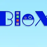 Kék háttér előtt B-L-O-X szöveg látható, ahol az O betű egy mosolygó arc