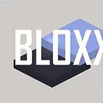 Fehér háttér előtt két átfedő, különböző árnyalatú, kék négyzet alakú blokk, középen nagy fehér BLOXX felirattal
