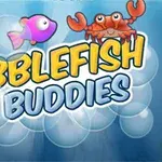 Egy világoskék háttér előtt buborékokkal körülvett Bubblefish Buddies felirat, melyet egy rózsaszín hal, egy piros rák és egy narancssárga hal vesz körül
