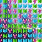 Színes pillangók többszínű sorokba rendezve egy misztikus, erdei háttér előtt
