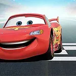 Egy piros, mosolygós animált versenyautó áll a célvonalon egy versenypályán