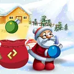 Mikulás figura egy hófödte tájon áll, kezében kék gömbdíszt tartva, mellette egy piros zsák és egy faház háttérben