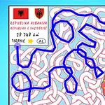 Kusza útvesztő minta, Albánia térképével a közepén, a zászló és főbb városok nevei mellett