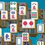 Mahjong csempék különböző mintákkal és kínai karakterekkel egy kék háttér előtt