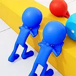 Két kék figura tol egy sárga sávon egy nagy kék dobókockát és egy piros golyót
