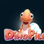 Narancssárga dinoszauruszbébi mosolyog egy tojás mellett, sötét háttér előtt, alul a DinoPiler felirattal