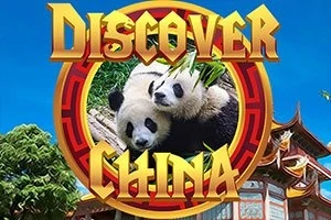 Óriáspandák bambuszt rágcsálnak a fűben egy kínai épület előtt, körülöttük Discover China felirat látható