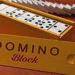 Egy fa doboz dominókkal, a tetején DOMINO Block felirat