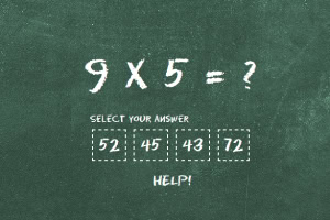 A zöld táblára krétával felírt matematikai feladvány: „9 x 5 = ?