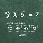 A zöld táblára krétával felírt matematikai feladvány: „9 x 5 = ?