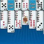 Kártyalapok rendezetten elhelyezve egy kék háttér előtt, négy üres zónával a Free cell felirattal