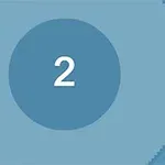 Egy kék, koncentrikus körökkel díszített háttéren egy középső 2 szám látható, bal oldalon kis figurák és nyilak jelennek meg