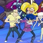 Színes anime karakterek állnak egymás mellett különböző pózokban, hátuk mögött egy nagy, sötét figura