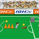 Egy focimezbe öltözött figura futballt labdával és bójákkal a pályán, háttérben közönség és kapu