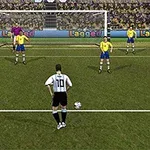 Egy futballista szabadrúgást készül elvégezni, szemben a kapu előtt álló négy játékossal és a kapussal