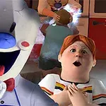 Egy bohócszerű figura felemelt ujjával a szájánál, mellette egy rémültnek tűnő fiú, háttérben pedig egy jármű látható