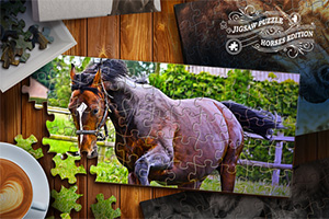 Puzzle, amelyen egy barna ló látható zöld növényzet előtt, fából készült asztalra rakva, szétszórt puzzle darabokkal és egy csésze kávéval a sarokban