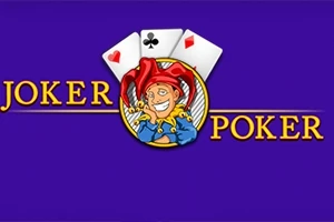 Joker kártyafigura piros sapkában, háttérben három kártyalap szívekkel és pikkel, sötétkék alapon