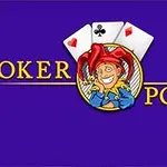 Joker kártyafigura piros sapkában, háttérben három kártyalap szívekkel és pikkel, sötétkék alapon