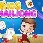 Rajzfilm stílusú kép egy kisfiúval, aki mosolyog, körülötte játékok, köztük egy unikornis, labdák és mahjong kövek, és a háttérben csillagok láthatók, a KIDS MAHJONG felirat felettük