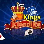 Egy korona alakú logó közepén „Kings Klondike” felirat vörös szalaggal, körülötte kártyalapok lebegnek