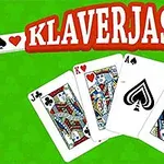 Négy játékkártya, balról jobbra: treff bubi, kőr király, pikk ász és káró dáma, zöld háttér előtt, KLAVERJASSEN felirattal felül