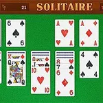 Zöld háttéren különböző kártyalapok, köztük szívek, kárók, pikkek és treffek láthatók, a Solitaire felirattal a tetején