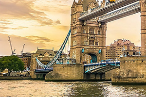 A Tower-híd látványa Londonban, naplemente idején, a Temze felett
