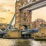A Tower-híd látványa Londonban, naplemente idején, a Temze felett