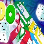 Színes játéktábla háttérrel, három dobókockával és a LUDO felirattal