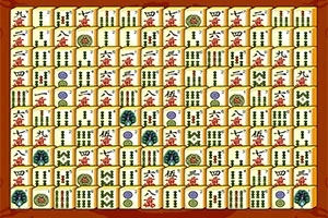 Egy fából készült keretben számos, mintás mahjong csempe van sakktáblaszerű elrendezésben