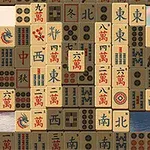 Kínai karakterekkel díszített mahjong lapkák halmaza, háttérben festői táj