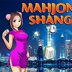 Női karakter élénk lila ruhában, háttérben egy világító város látképe, lebegő mahjong csempékkel