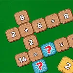 Fából készült hasábok zöld háttér előtt, matematikai jelekkel és számokkal, kérdőjellel a megoldandó feladathoz
