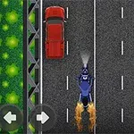 Egy motoros halad felfelé egy kétsávos úton egy piros autó mögött, körülötte zöld növényzettel szegélyezett táj látható