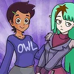Két rajzolt karakter, az egyik barna bőrű, rövid hajú és OWL feliratú felsőt visel, a másik zöld hajú és hegyes fülű, lila ruhában, lilás árnyalatú háttér előtt állnak