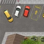Légi felvétel egy parkolóról négy autóval, közte sárga útburkolati jellel, melyen a FRONT felirat és egy nyíl látható, körülötte füves területtel és járdával