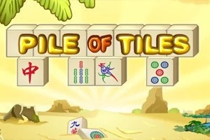 Sárga hátterű kép mahjong kockákkal, amelyeken PILE OF TILES felirat látható, valamint tengerparti táj fákkal és sziklákkal