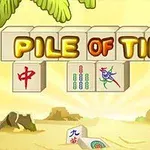 Sárga hátterű kép mahjong kockákkal, amelyeken PILE OF TILES felirat látható, valamint tengerparti táj fákkal és sziklákkal