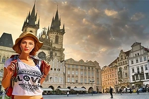 Egy fiatal nő kalapban áll a prágai óváros téren a történelmi épületek és a Týni Miasszonyunk-templom előtt